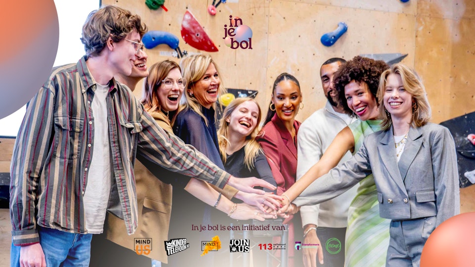 Koningin Máxima drukt samen met een groep jongeren op de rode knop voor vuurwerk