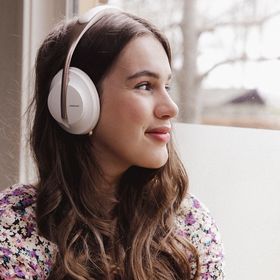 Vrouw met koptelefoon kijkt naar buiten