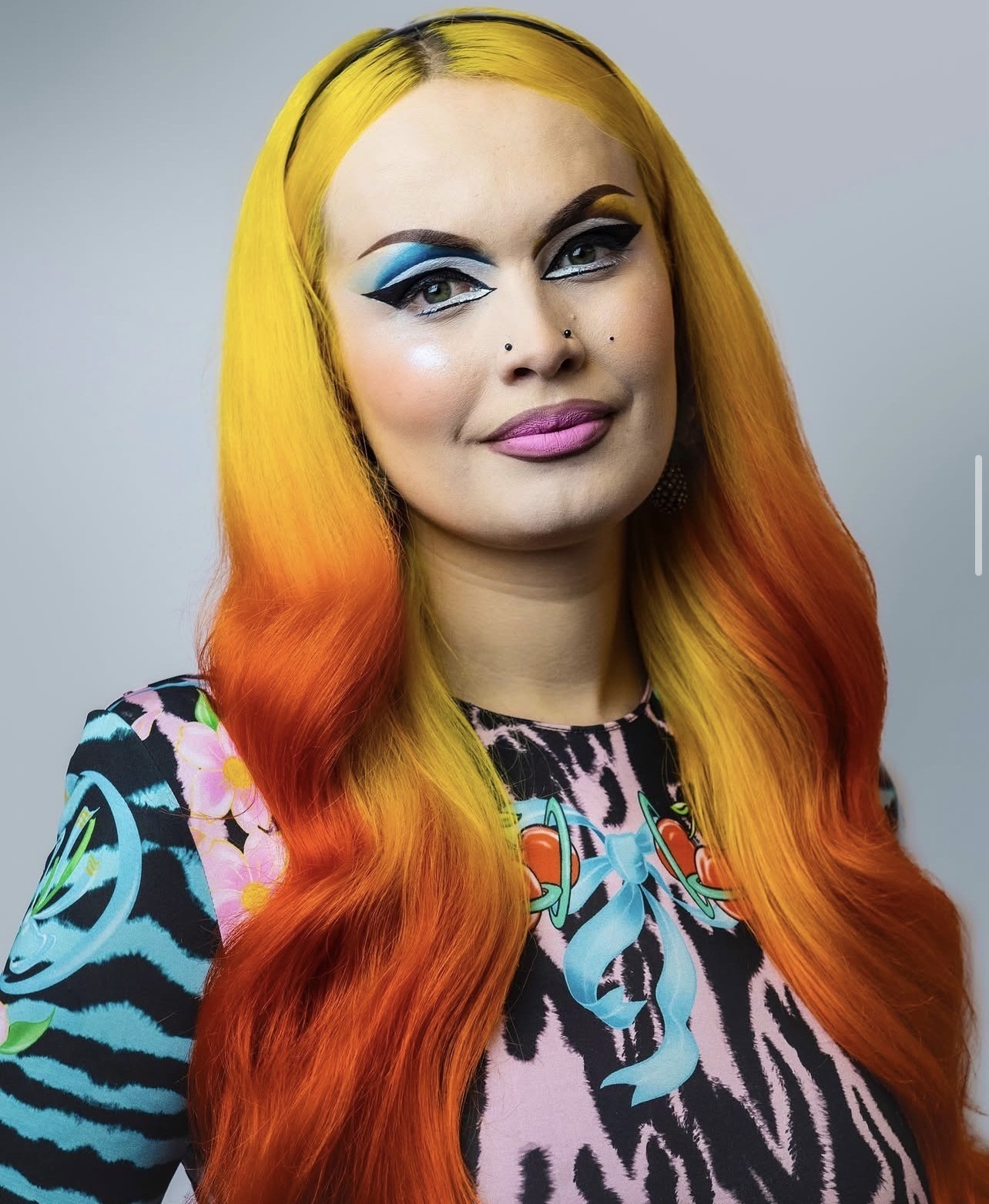 Portret jonge transvrouw met gekleurde lange haren
