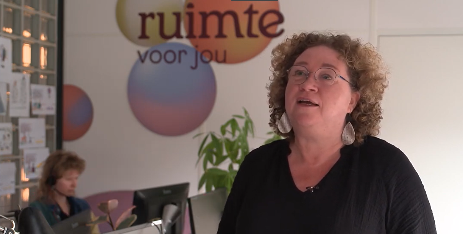 Vrouwelijke medewerker van In je bol vertelt over de stresslijn