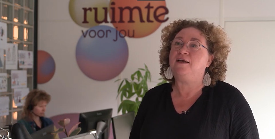 Vrouwelijke medewerker van In je bol vertelt over de stresslijn