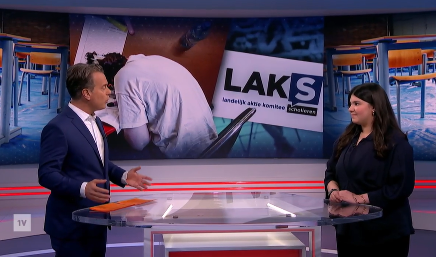 Studiosetting EenVandaag met presentator en woordvoerder LAKS in gesprek aan statafel