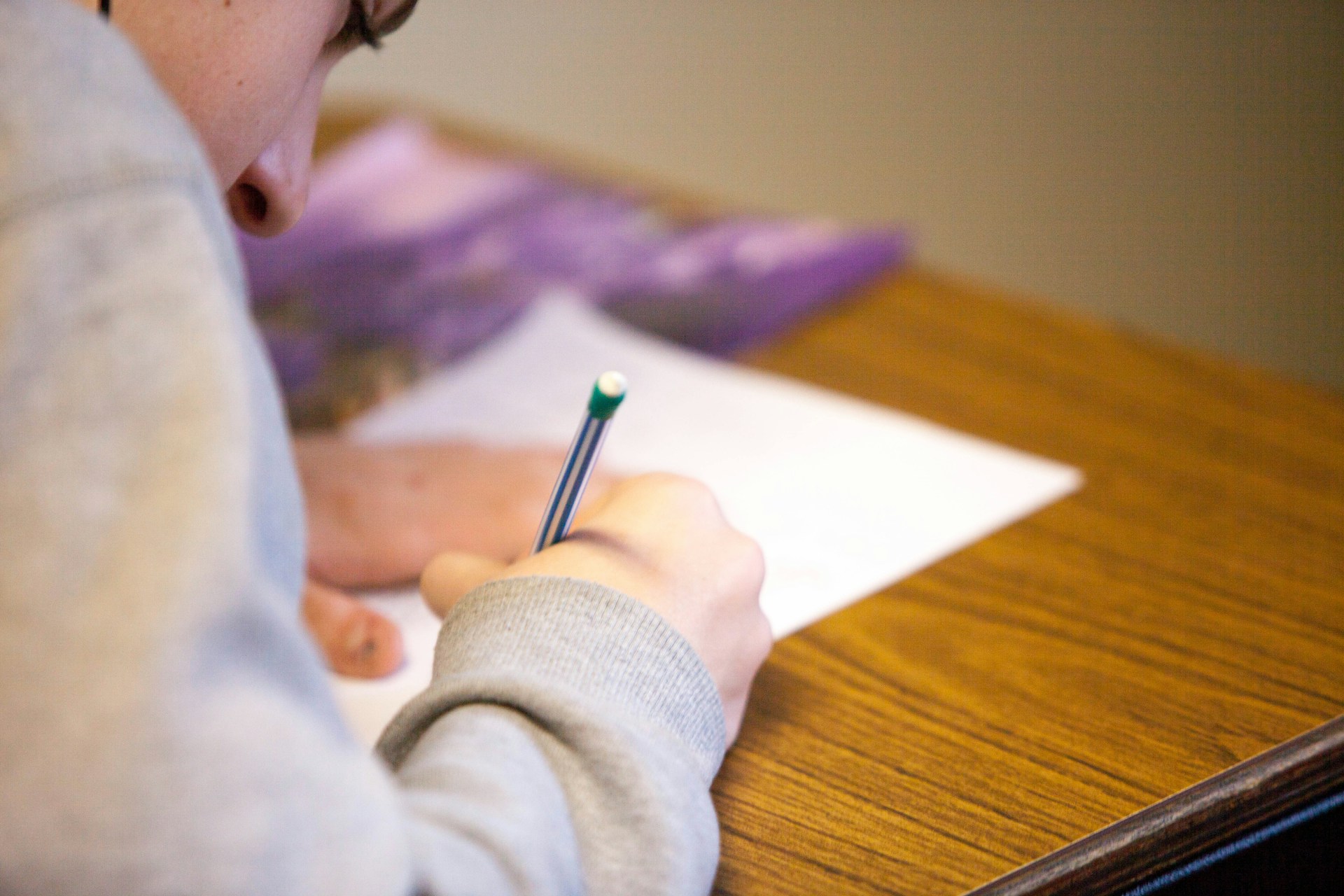 scholier vult examenblad in