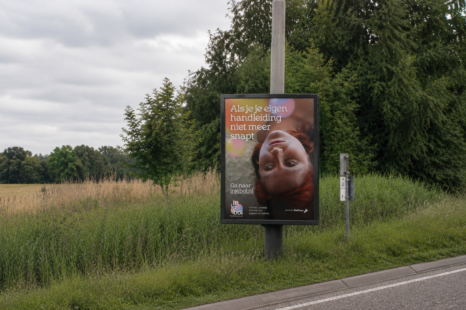 Poster langs de weg met campagnebeeld