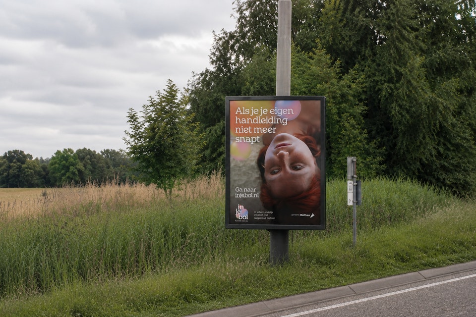 Poster langs de weg met campagnebeeld