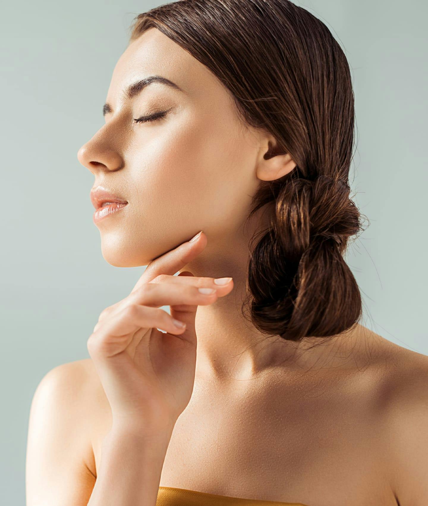 woman resting hand under chin