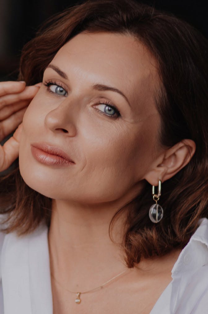 woman with shoulder length auburn hair