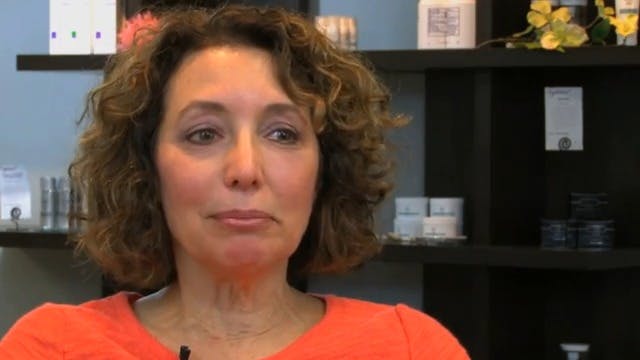 woman giving a blepharoplasty testimonial