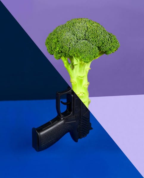 Brokkoli und Pistole die nachhaltige und nicht-nachhaltige Fonds symbolisieren