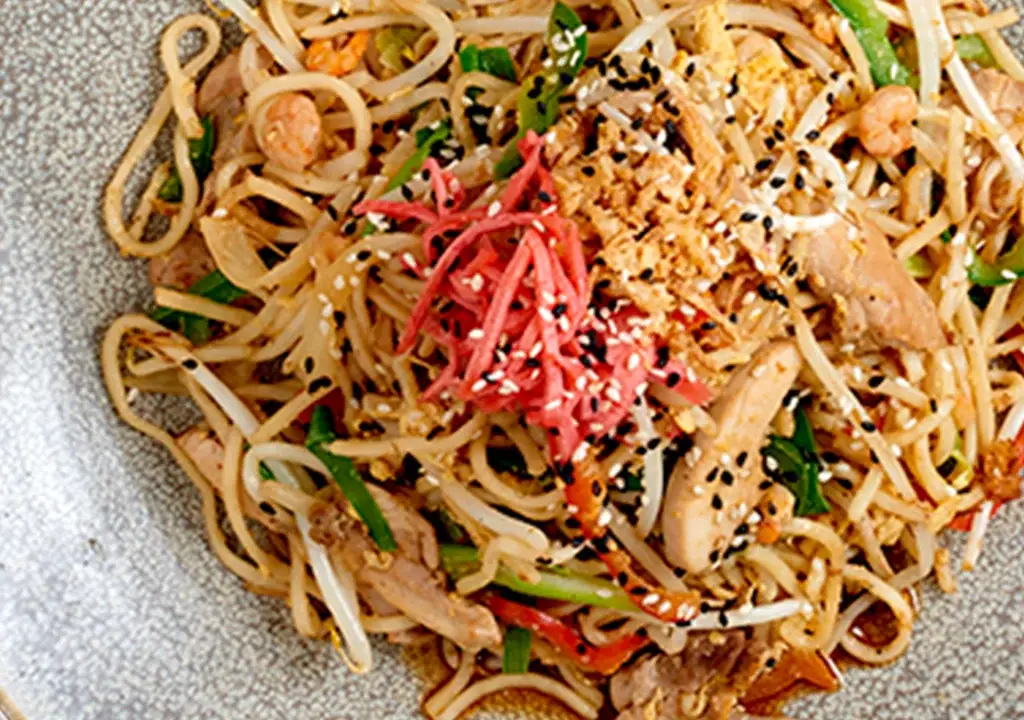 chicken and prawn yaki soba