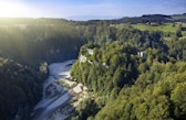 Frei fliessende Gewässer, Schattenplätze im Wald und die vielen Sand- und Kiesbänke machen den Sense- und Schwarzwassergraben zu einem beliebten Naherholungsgebiet.