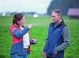 Climate coach Alina von Allmen and farmer Bernhard Fuchs discuss how the climate impact of agriculture can be reduced.
