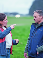Climate coach Alina von Allmen and farmer Bernhard Fuchs discuss how the climate impact of agriculture can be reduced.