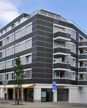 PlusEnergy house in Romanshorn: the modernized building from the 1960s now generates more energy than is needed for hot water, heating, air conditioning, and household electricity.