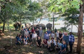 Wyss Academy for Nature: Gruppenbild der Teilnehmer*innen des ECORE-Workshops im Elephant Conservation Center, bei dem Expert*innen zusammenkamen, um die Lücken zwischen Forschung und Erhaltungspraktiken zu schliessen.