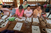 Artisans from the Shijoo Association designing necklaces, earrings, and bracelets using seeds and handmade paper leaves. Photo: Jandy Vásquez.