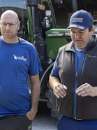 Ein Arbeitsgespräch auf dem Hof der Familie Schwab im Grossen Moos – Matthias (rechts) und Markus Schwab im Austausch über Drainage, Wasser, und Bodenbedingungen.