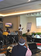 Teilnehmende nehmen an einer Gruppenarbeit während des Co-Creation-Workshops zu nachhaltigem Pastoralismus in Nanyuki, Kenia, teil.