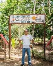Sixto Cruz from the meliponary Widi Da, one of the winning projects of the Amazonía 5.0 Award.
