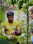 Bei einem Besuch in Maroantsetra trifft der Schweizer Botschafter, Stefano Toscano, in Madagaskar Mitarbeitende von SEPALI – lokale Partner, die in der Landschaft Makira–Masoala naturschutzbasierte Lebensgrundlagen unterstützen.