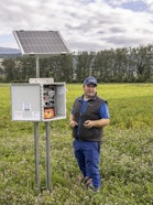Ein praktischer Blick auf den Pilotversuch zur passiven Bewässerung im Grossen Moos: Matthias Schwab mit dem Feldaufbau, der für das Monitoring genutzt wird.