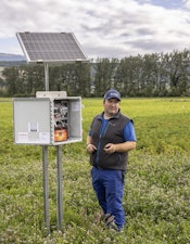 A practical view of the passive irrigation pilot in Grosses Moos: Matthias Schwab with the field setup used for monitoring.