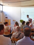 Der Saal füllt sich kurz vor Beginn der Veranstaltung.