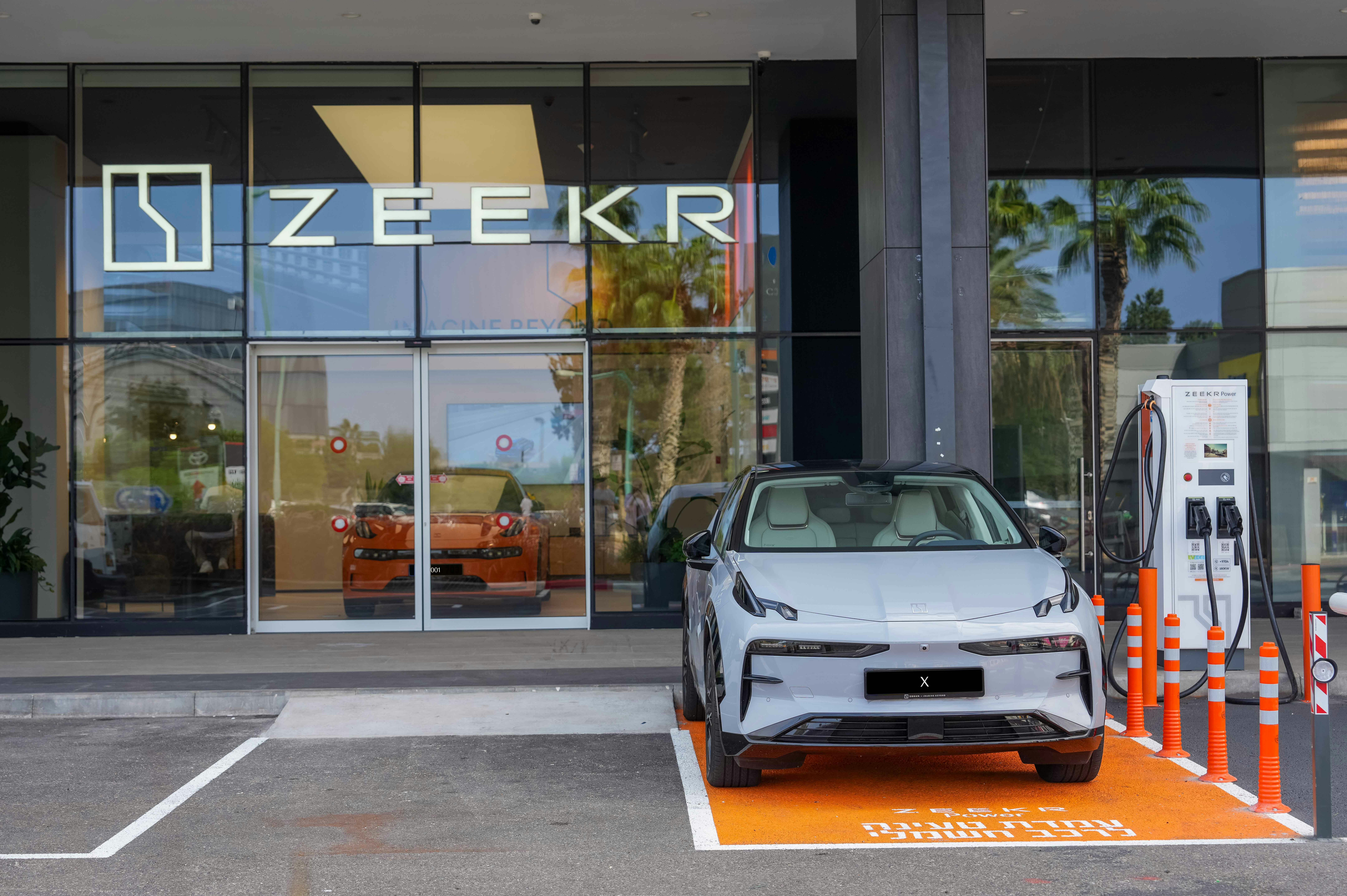 בלי דלק ובלי דאגות: המדריך המלא לנסיעות ארוכות עם רכב חשמלי