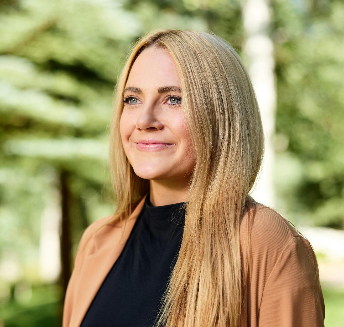 Woman with straight blonde hair