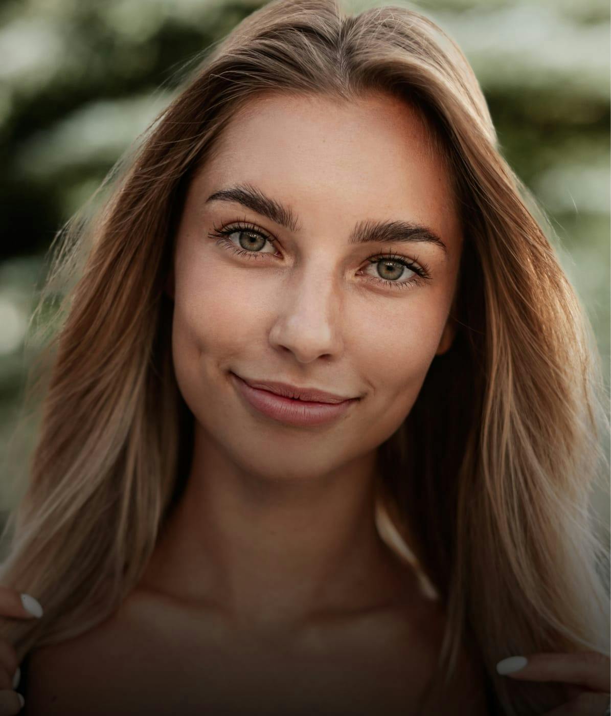 woman with green eyes smirking