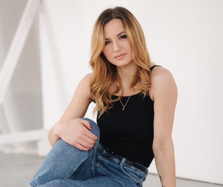 Woman with jeans, sitting down