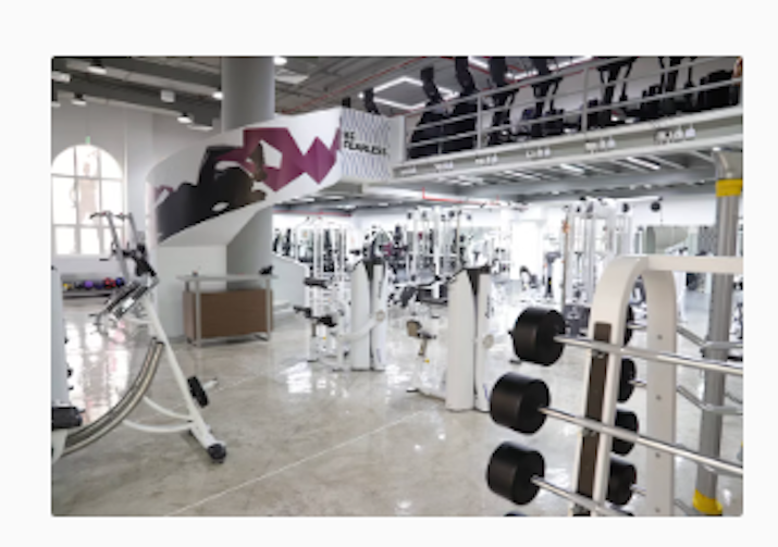 Work out Dynamik Gym Bright and spacious gym with various fitness equipment, including weight machines and free weights.