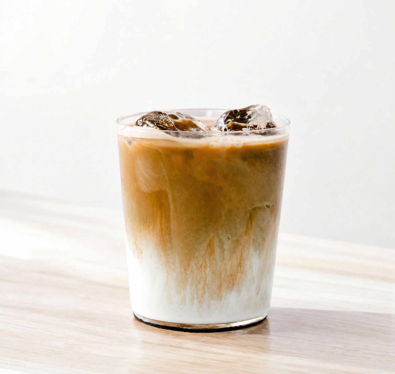 Ledeni hōjicha latte v kozarcu