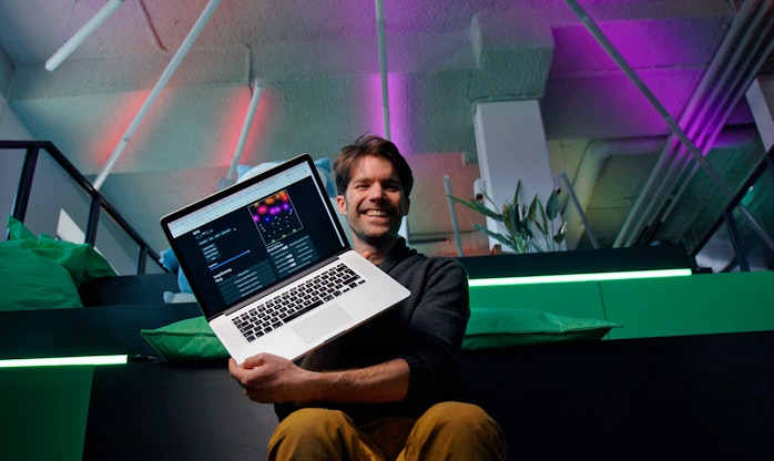 Developer met laptop en Philips Hue lampen