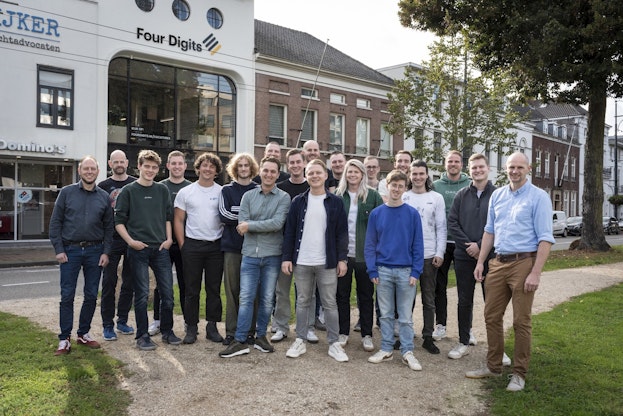 Maarten Kling, 7de van links, medeoprichter van Four Digits