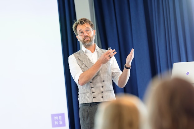 Foto van spreker bij event