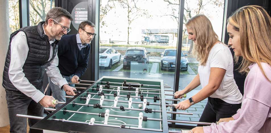 Menschen spielen Tischfußball