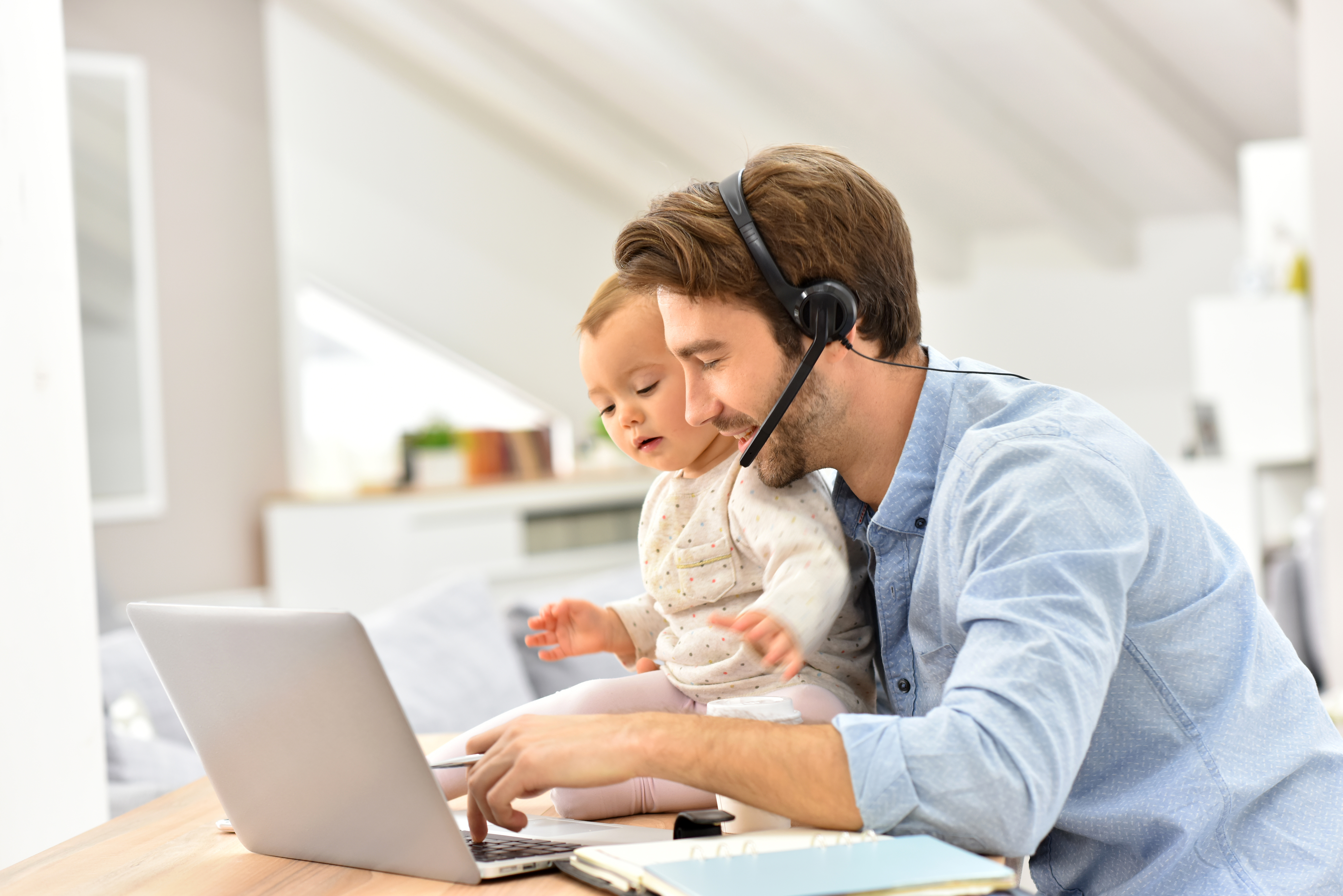 Un uomo con un computer portatile e un bambino