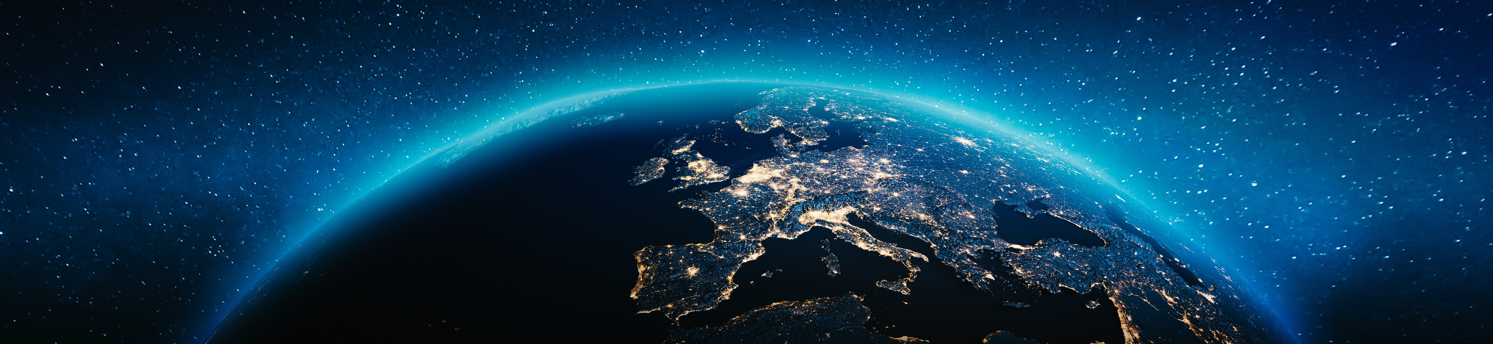 Een satellietbeeld van Europa bij nacht, met verlichte steden en verbindingen over het continent.