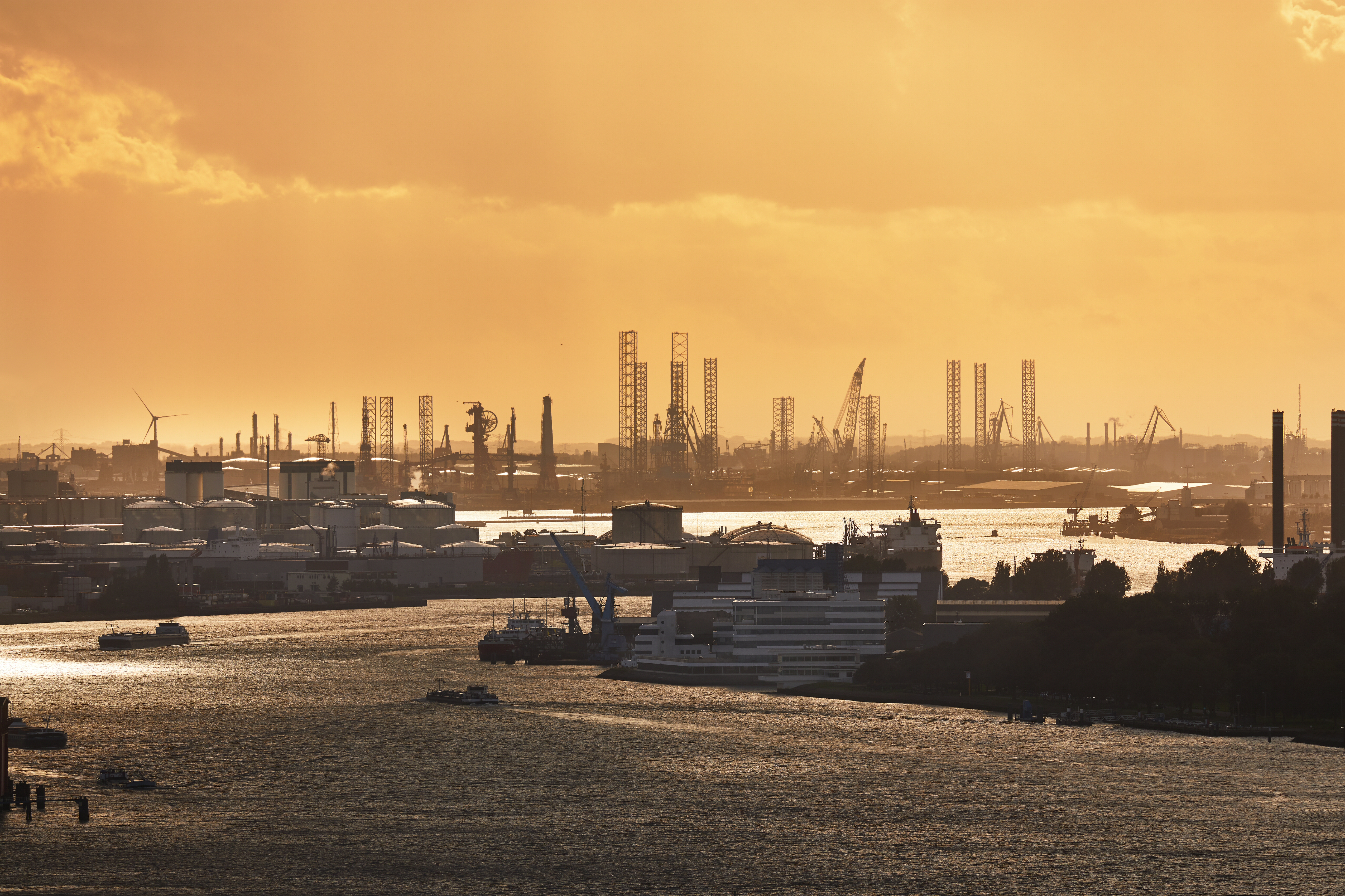 Luchtfoto van Rotterdam met uitzicht op de haven, met industriële faciliteiten, vrachtcontainers en kranen – een symbool van Europa’s industriële en logistieke knooppunt.