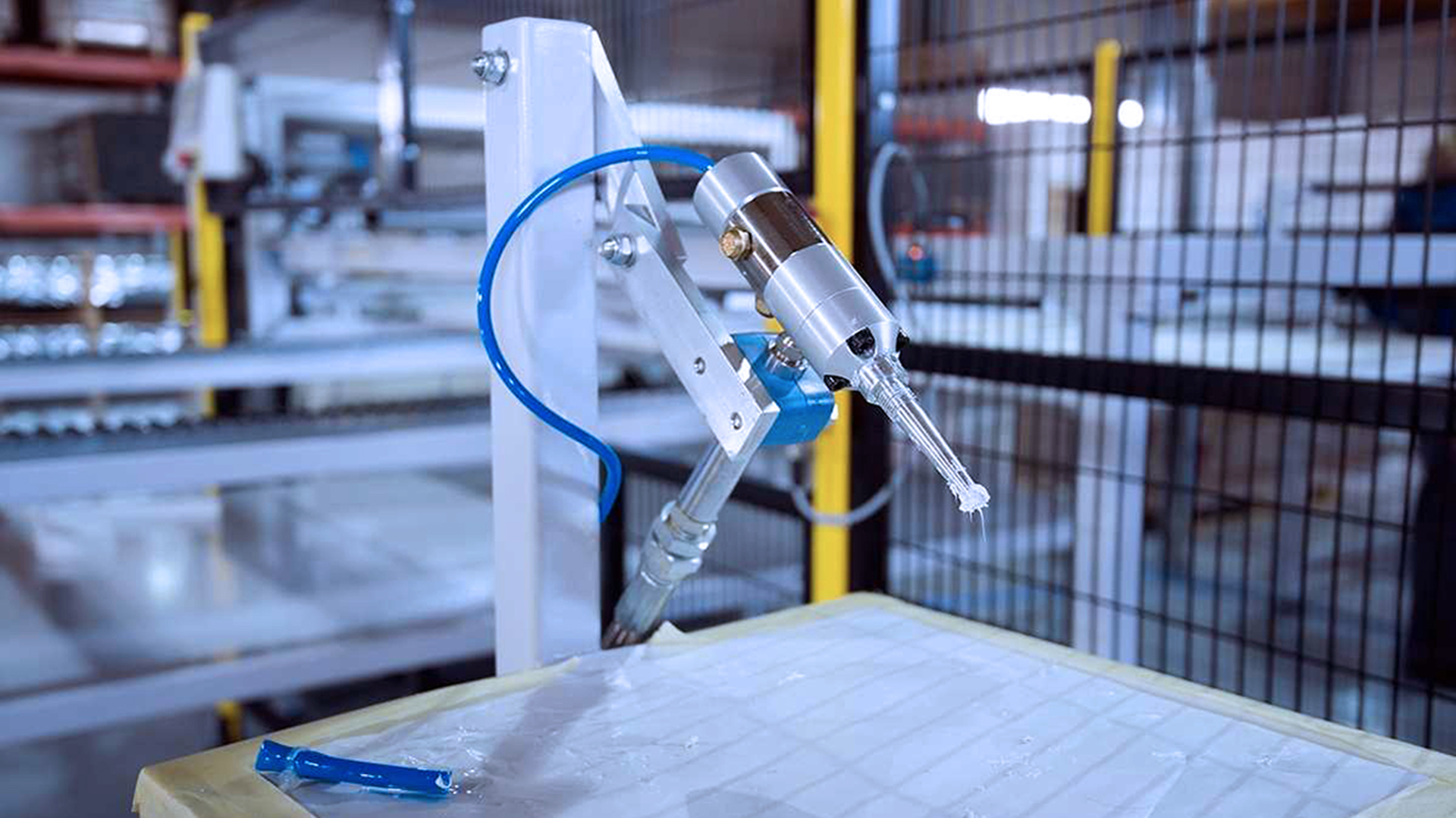ECOSIL 08 Silikondispenser für die Befestigung des Aluminiumrahmens an Solarmodulen.