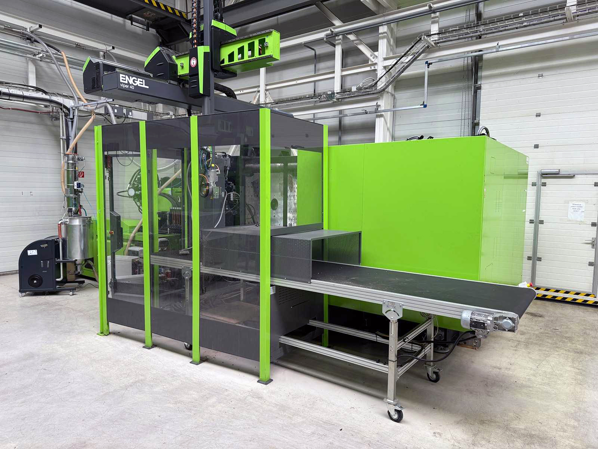Die ENGEL Spritzgießmaschine Duo 2460/600WP mit Roboter Viper 40 in einer Industriehalle, derzeit außer Betrieb.