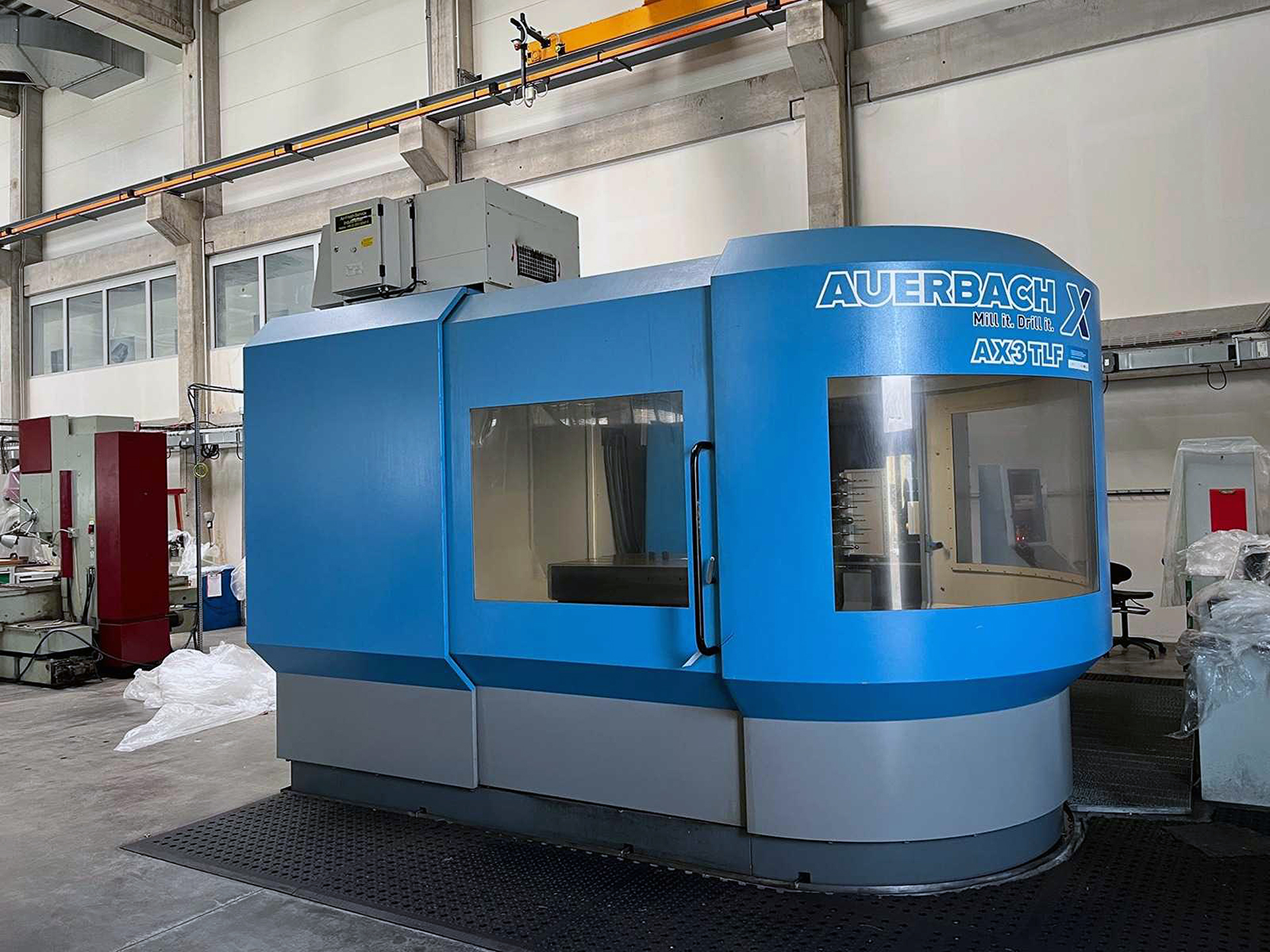 Die AUERBACH AX3 TLF CNC-Tieflochbohrmaschine in einer Industriehalle, derzeit außer Betrieb.