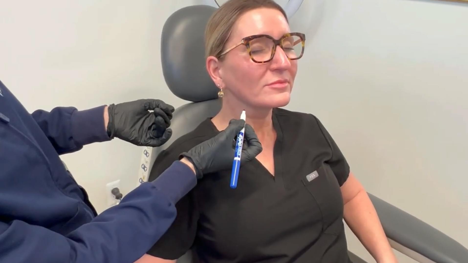 patient getting microtoxing on the neck