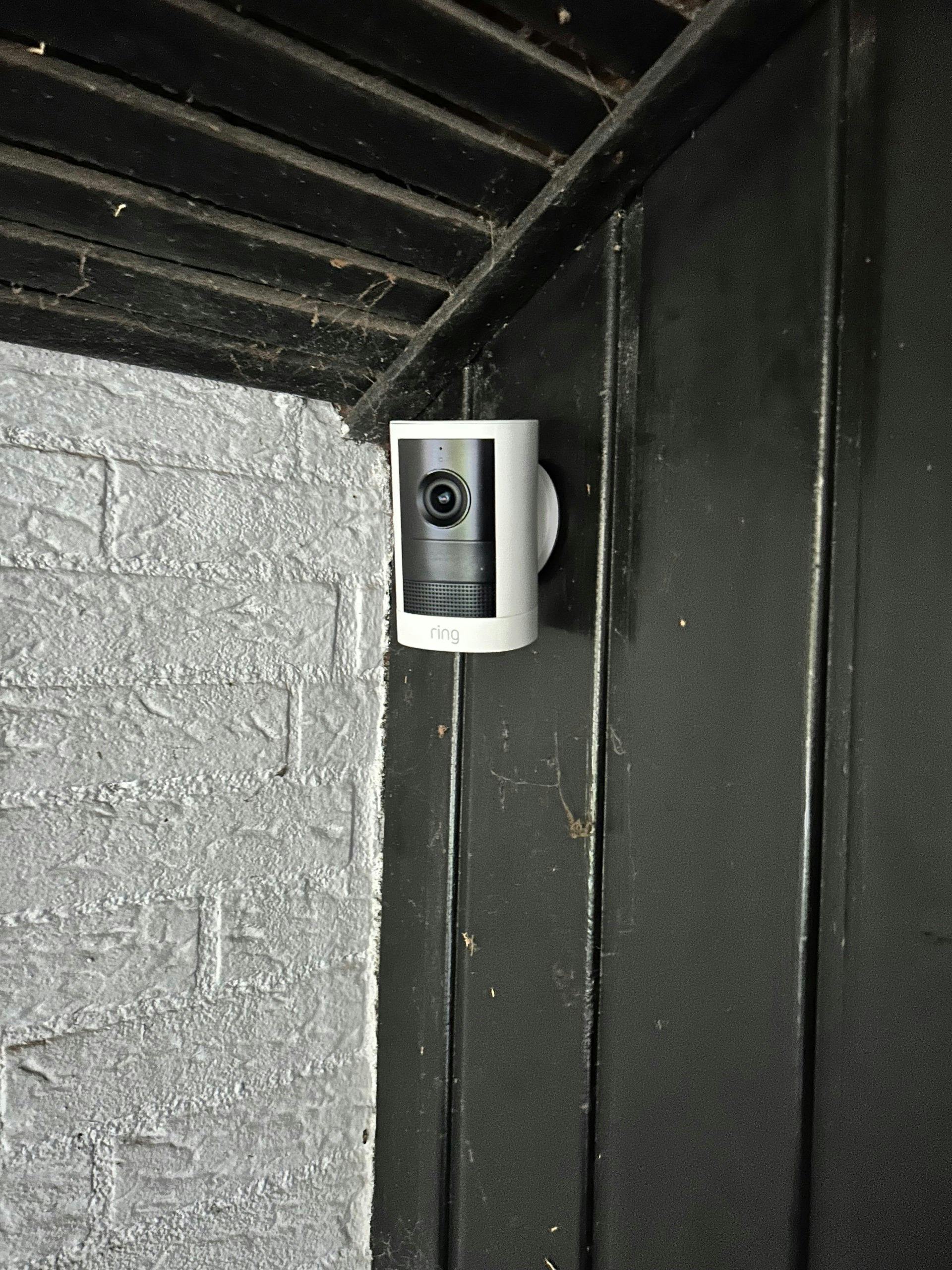 Ring Outdoor Camera 2K plug-in zwart of wit thuis bij Maarten, een tester