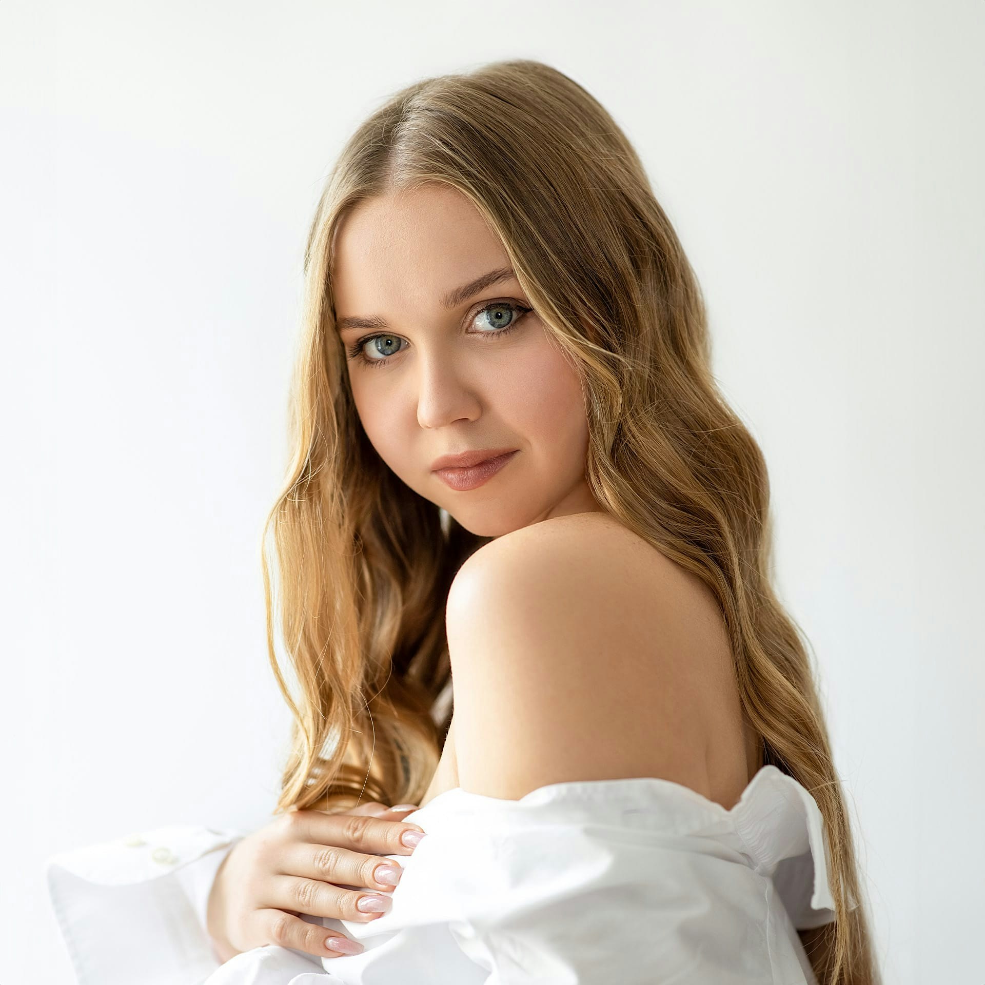 woman with long wavy blonde hair