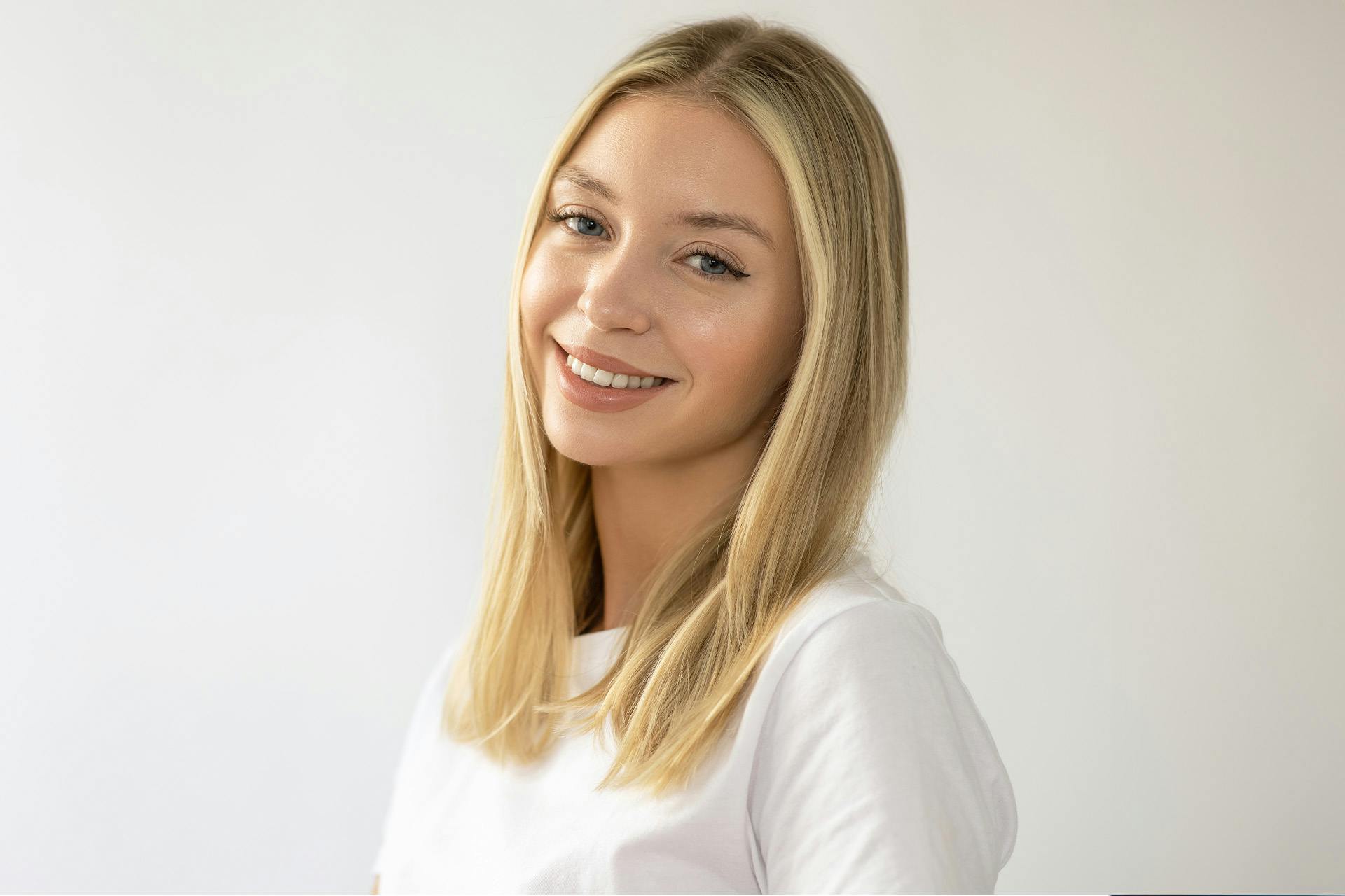 woman with shoulder length blonde hair