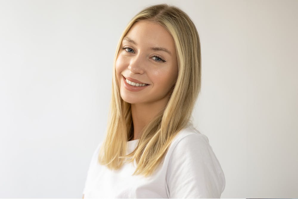 woman with shoulder length blonde hair