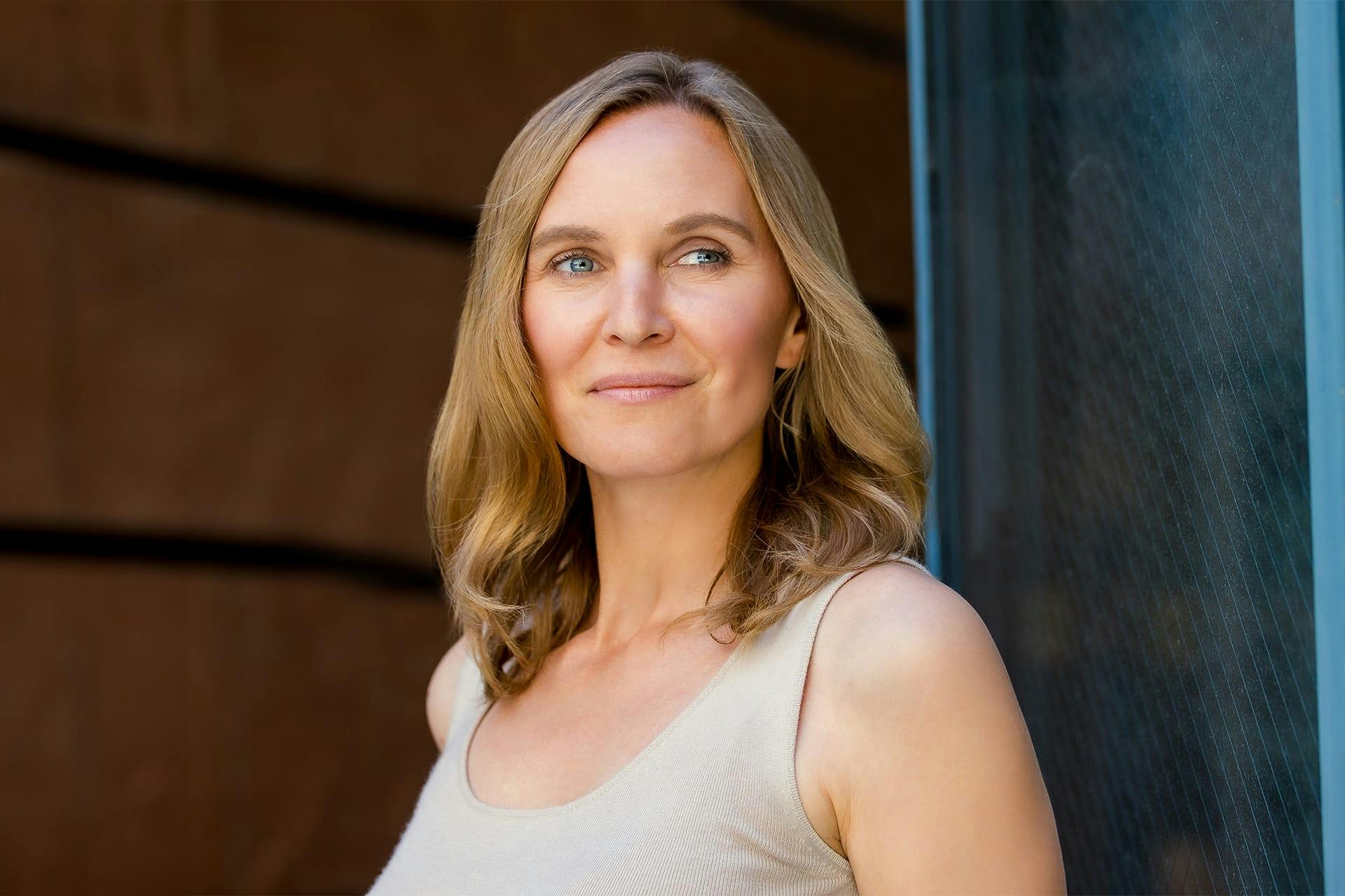 woman with shoulder length blonde hair