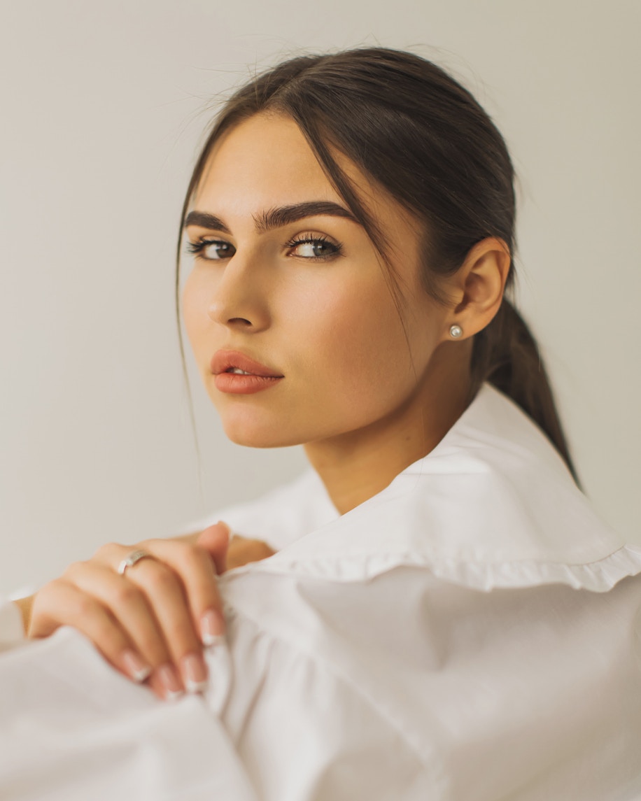 Woman wearing a white blouse